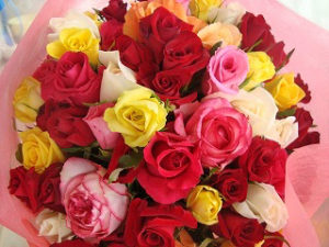 色々な種類の色の大輪薔薇６０本使用。そのシーズンにある薔薇で対応。